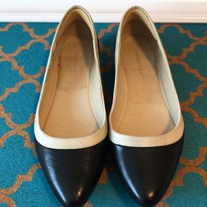 Black/beige flats